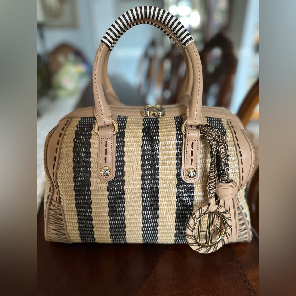 Henri Bendel Straw and Leather Barrel Shaped Satchel in Excellent Condition Firm - Picture 2 of 12
